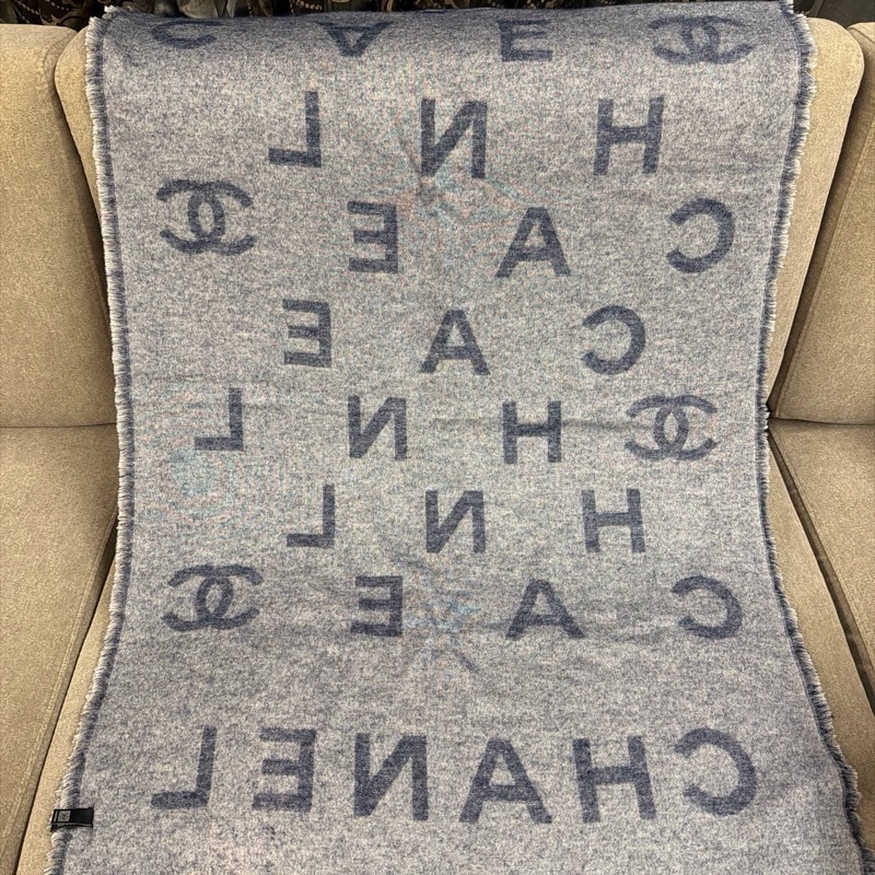香奈兒 全新正品大Logo字母雙面披肩 深藍色-1