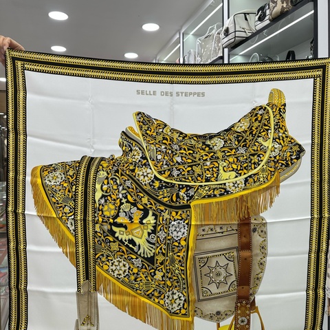 Hermes 愛馬仕絲巾《草原馬鞍》Sale Hermes 2021春夏《草原馬鞍》Wlodek Kaminski創作經典畫作,再現了十九世紀末來自圖庫曼斯塔的馬鞍