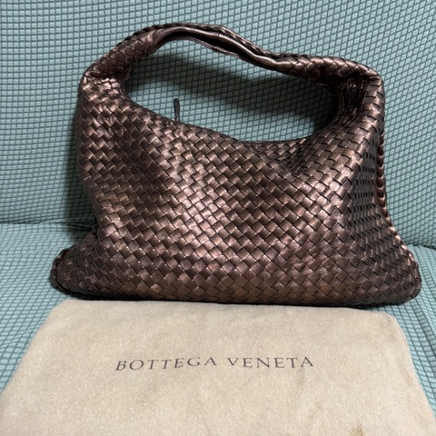 BOTTEGA VENETA 寶緹嘉 光澤感小牛皮編織 立體 肩背包 腋下包 金屬色