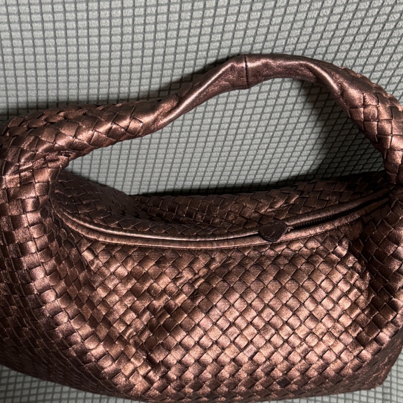 BOTTEGA VENETA 寶緹嘉 光澤感小牛皮編織 立體 肩背包 腋下包 金屬色-1