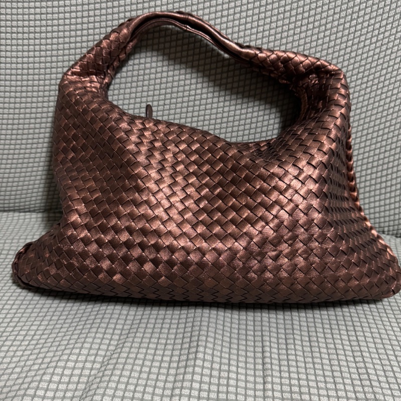 BOTTEGA VENETA 寶緹嘉 光澤感小牛皮編織 立體 肩背包 腋下包 金屬色-2