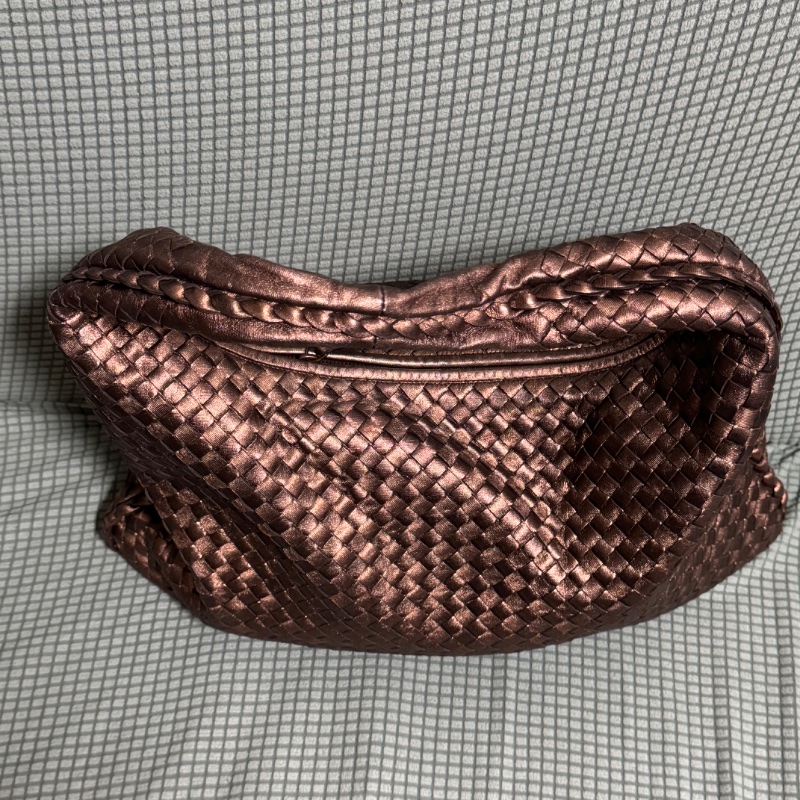 BOTTEGA VENETA 寶緹嘉 光澤感小牛皮編織 立體 肩背包 腋下包 金屬色-3