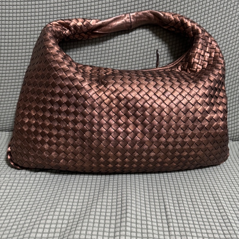 BOTTEGA VENETA 寶緹嘉 光澤感小牛皮編織 立體 肩背包 腋下包 金屬色-7