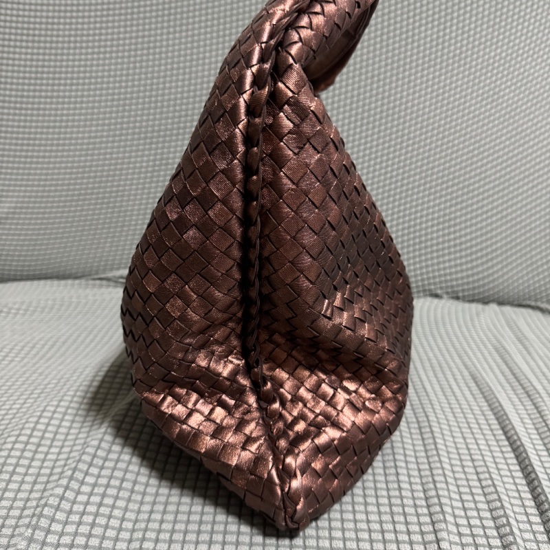 BOTTEGA VENETA 寶緹嘉 光澤感小牛皮編織 立體 肩背包 腋下包 金屬色-10