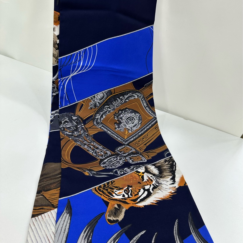 Hermes 愛馬仕 Maxi twilly 超大絲巾，雙面圖案，霸氣老虎，尺寸：210*20-2