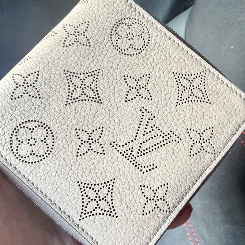 Louis Vuitton 雷射雕花短夾-4