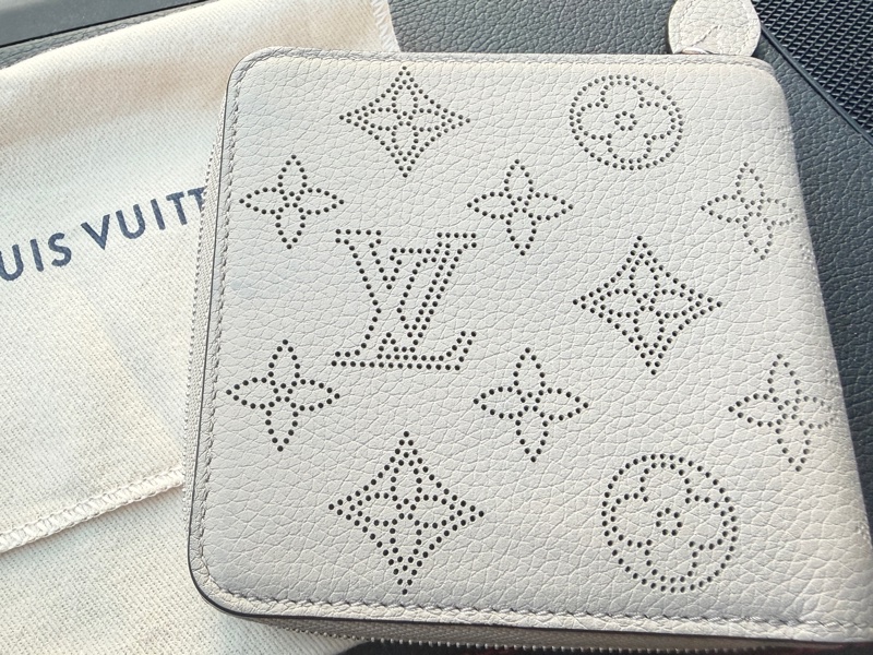 Louis Vuitton 雷射雕花短夾-5