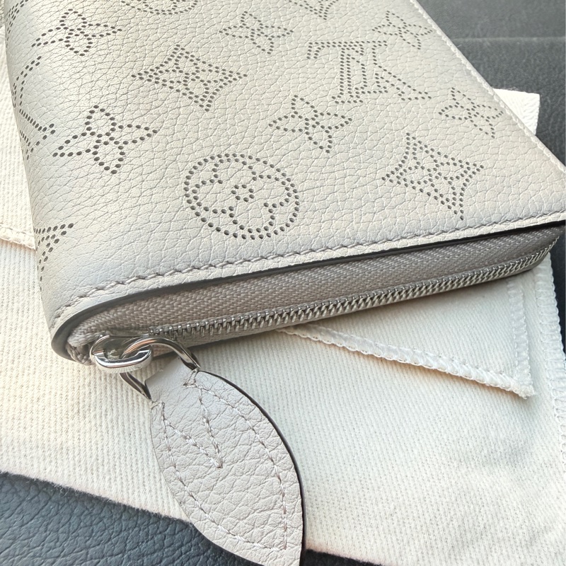 Louis Vuitton 雷射雕花短夾-10