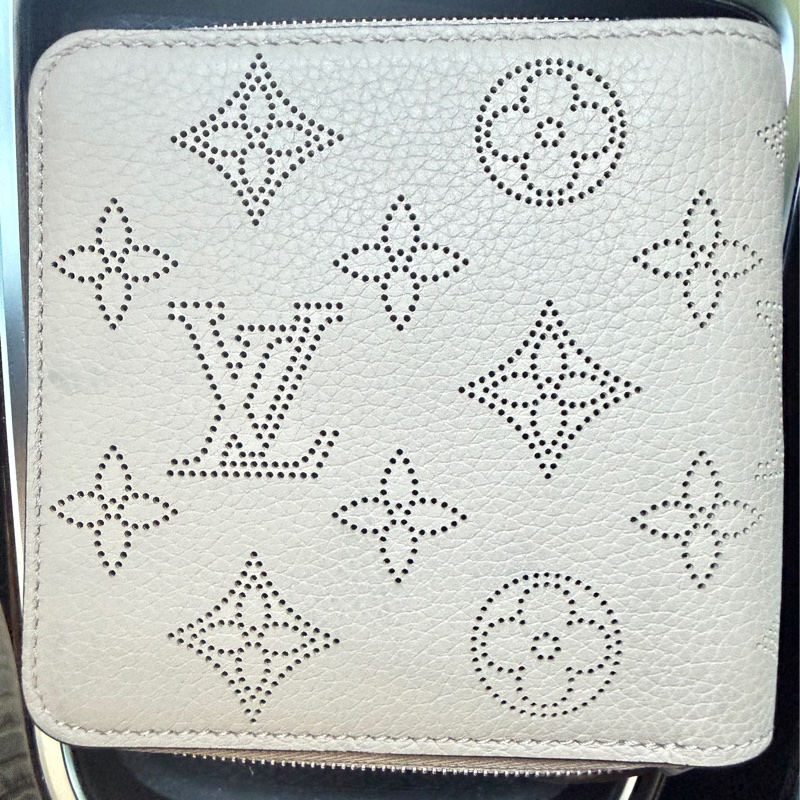Louis Vuitton 雷射雕花短夾-15