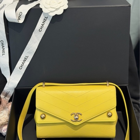 Chanel香奈兒 季節款信封包 鐳射27開帶卡 檸檬黃 金扣 V紋牛皮 尺寸20*13.5*5.5
