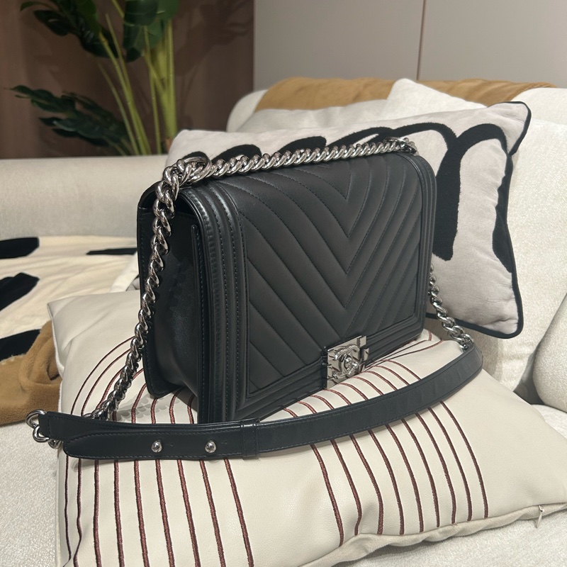 Chanel boy Chanel 28cm黑色牛皮銀扣-1