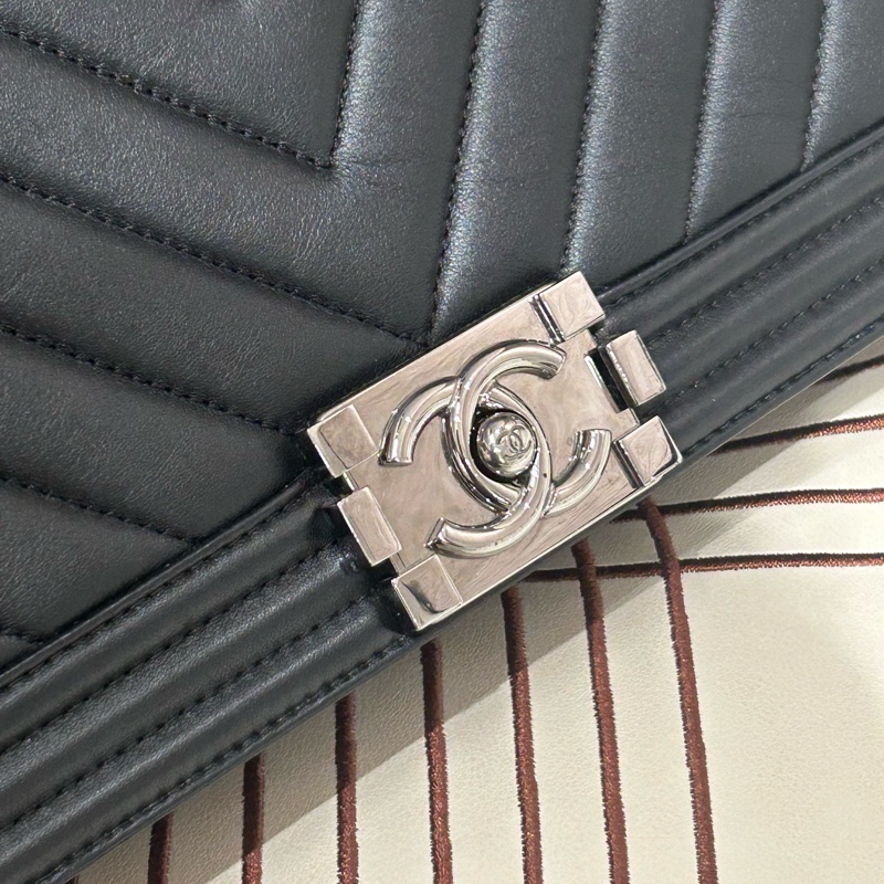 Chanel boy Chanel 28cm黑色牛皮銀扣-4