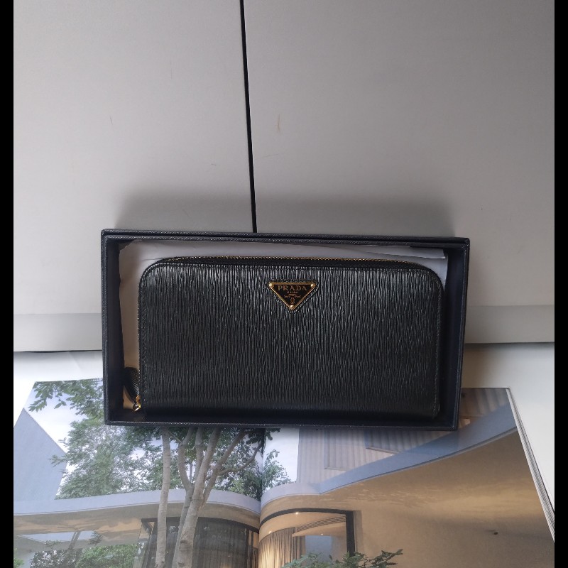 Prada 黑皮拉鍊長夾-0