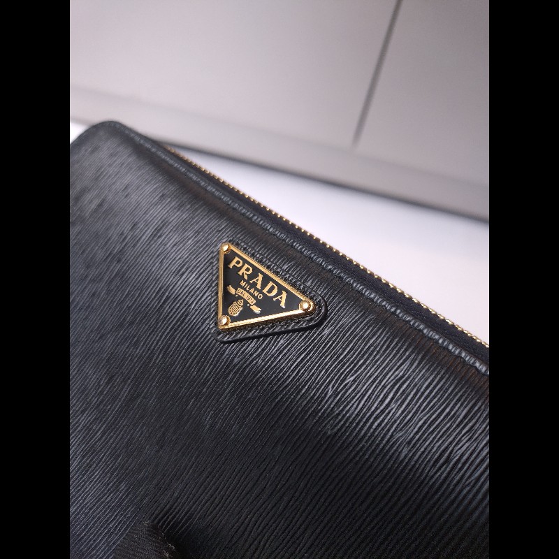 Prada 黑皮拉鍊長夾-1