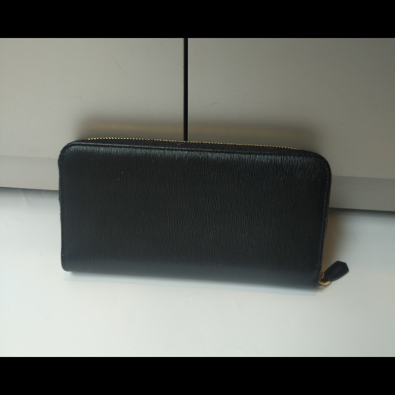 Prada 黑皮拉鍊長夾-2