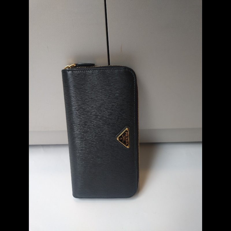 Prada 黑皮拉鍊長夾-3