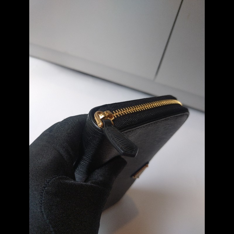 Prada 黑皮拉鍊長夾-7