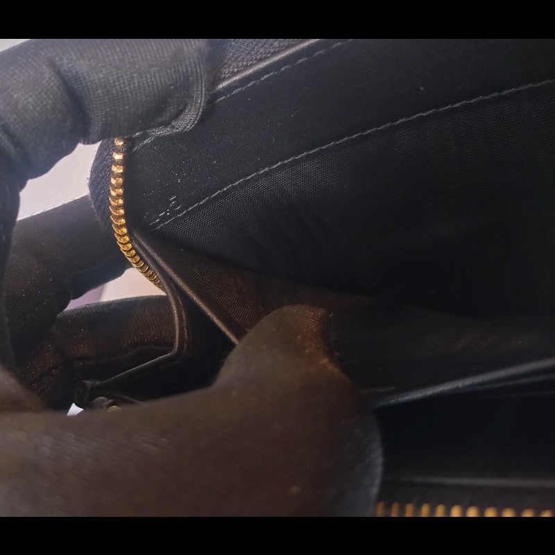 Prada 黑皮拉鍊長夾-9