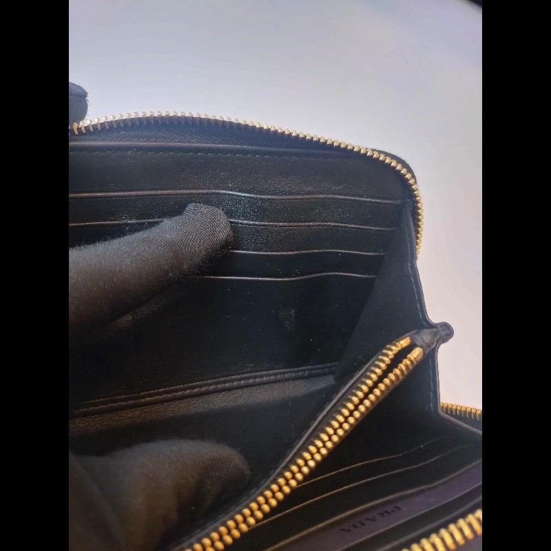 Prada 黑皮拉鍊長夾-11
