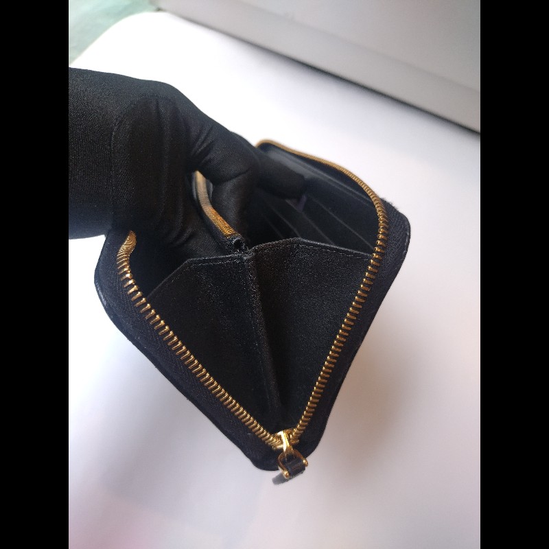 Prada 黑皮拉鍊長夾-17