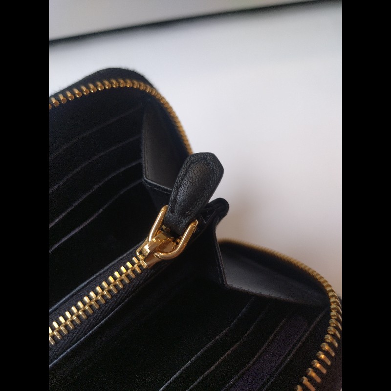 Prada 黑皮拉鍊長夾-19