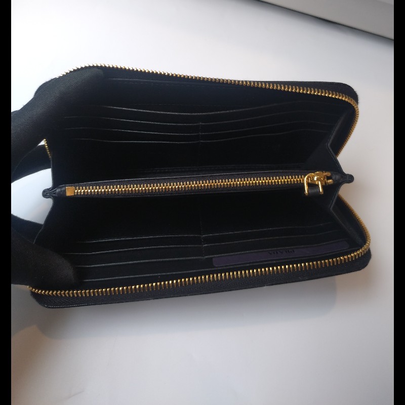 Prada 黑皮拉鍊長夾-20