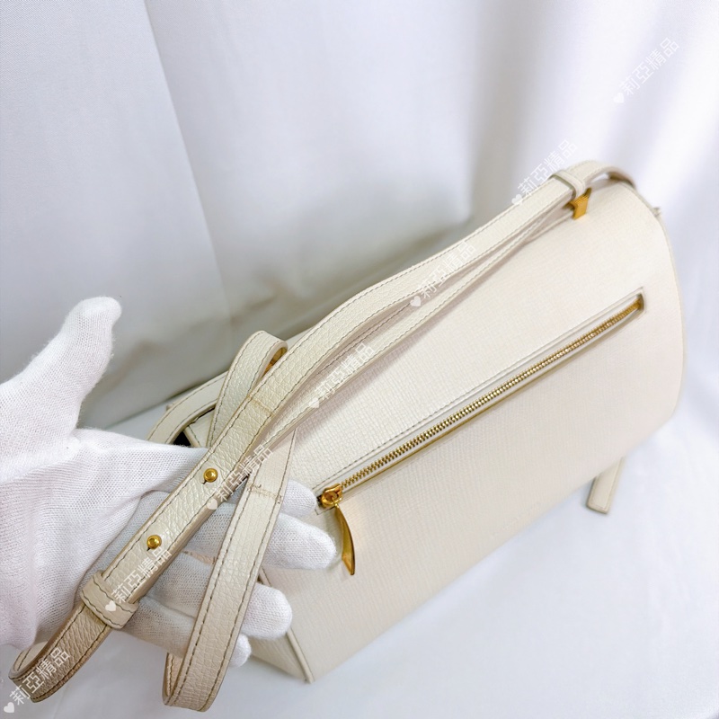 莉亞精品♡ Bv 白色斜背包 二手美包-12
