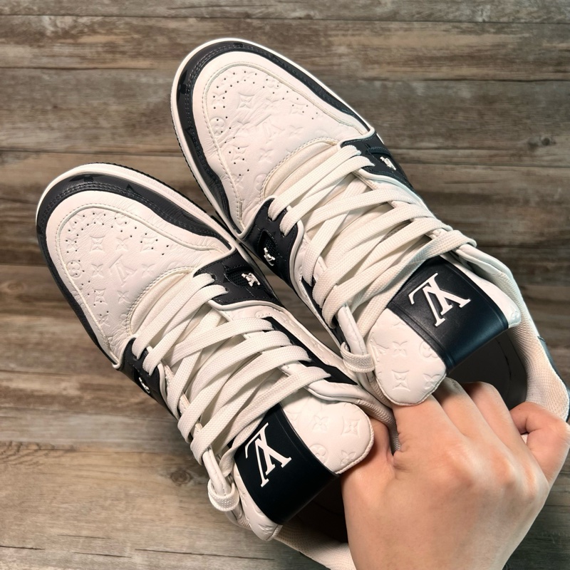 LV trainer 黑白熊貓 滿印 黑色老花 壓紋印花 浮雕 41碼-4