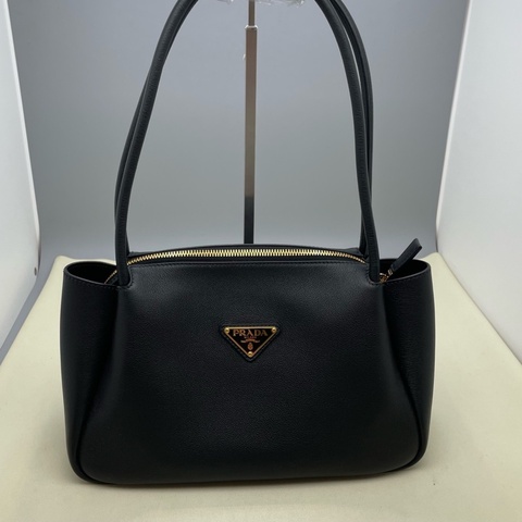 99新普拉達/PRADA  Soft Grainhobo黑金三角標牛皮手提單肩包 尺寸16×10.