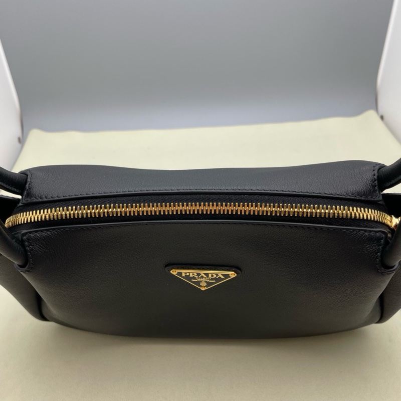 99新普拉達/PRADA Soft Grainhobo黑金三角標牛皮手提單肩包 尺寸16×10.-4
