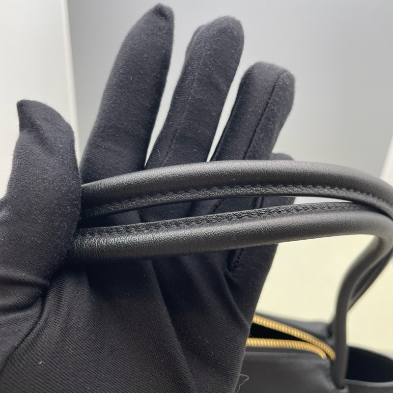 99新普拉達/PRADA Soft Grainhobo黑金三角標牛皮手提單肩包 尺寸16×10.-6