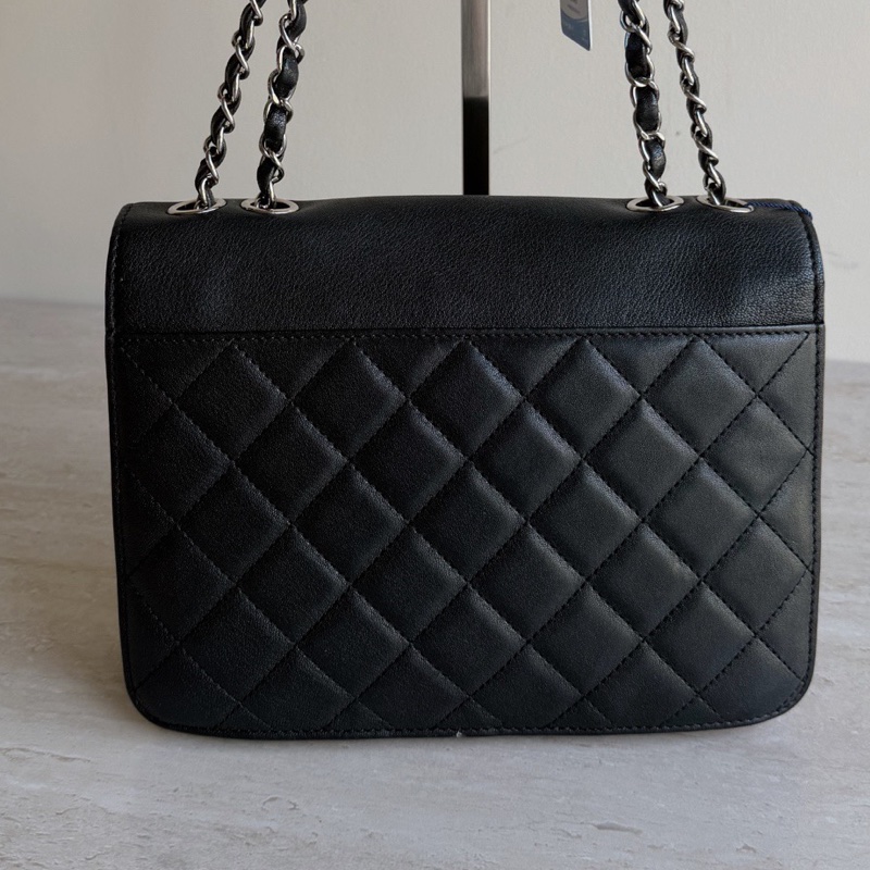 Chanel香奈兒黑色古巴系列郵差鏈條包 25開 底長25cm 。-1