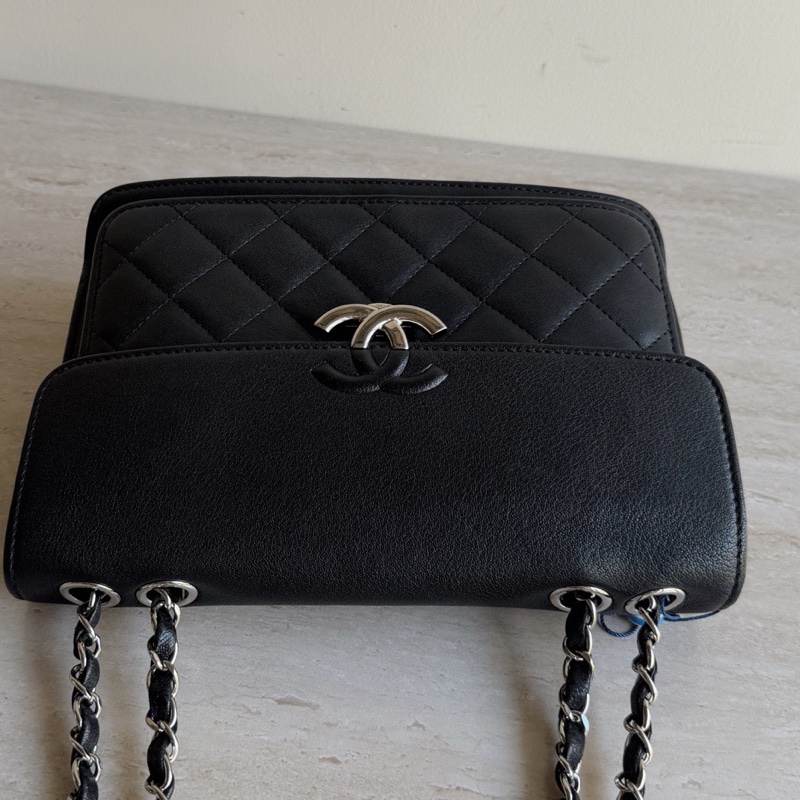 Chanel香奈兒黑色古巴系列郵差鏈條包 25開 底長25cm 。-4