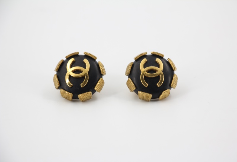 Chanel Vintage 94P 金屬金色滾邊黑色樹脂耳環-1