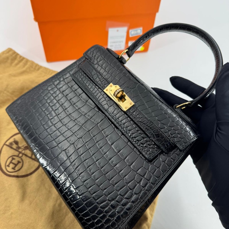 Hermès Kelly 20 Sellier Noir Shiny Niloticus Crocodile with GHW and Round Brilliant Cut Diamonds-2