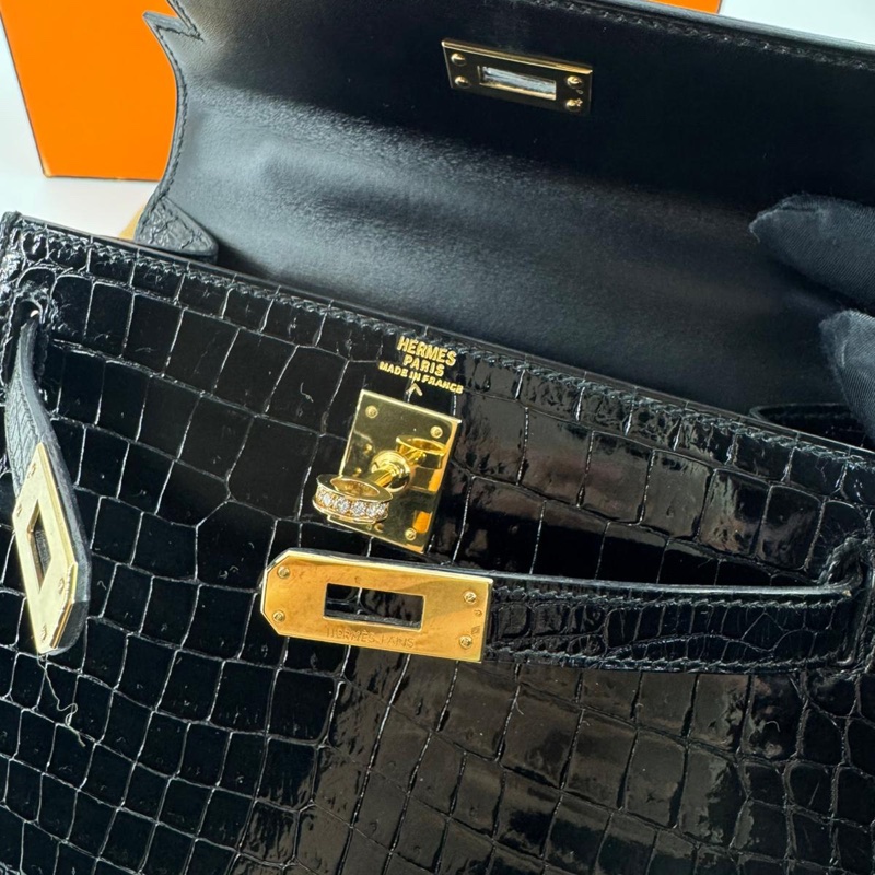 Hermès Kelly 20 Sellier Noir Shiny Niloticus Crocodile with GHW and Round Brilliant Cut Diamonds-12