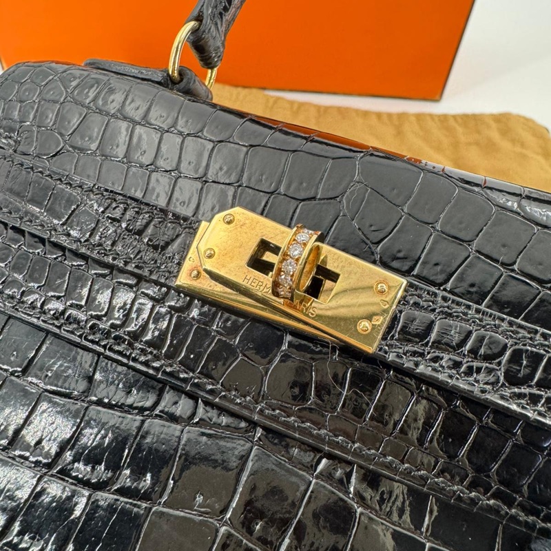 Hermès Kelly 20 Sellier Noir Shiny Niloticus Crocodile with GHW and Round Brilliant Cut Diamonds-14