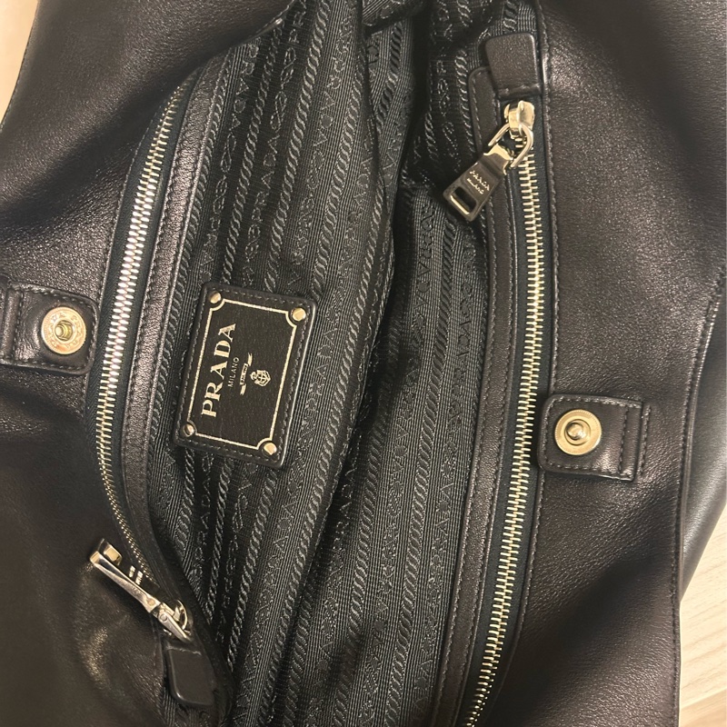 狀態超好‼️Prada羊皮黑銀托特包 機場包 旅行包 育兒外出包✨超時尚超好看！！！！-9
