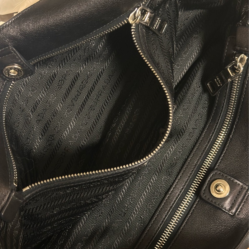 狀態超好‼️Prada羊皮黑銀托特包 機場包 旅行包 育兒外出包✨超時尚超好看！！！！-10
