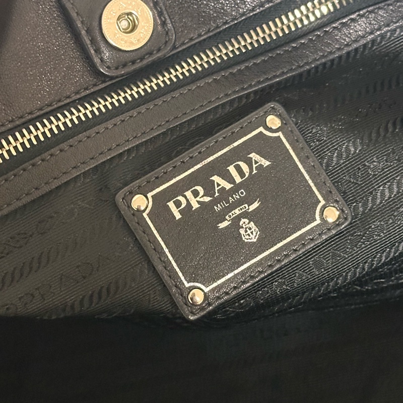 狀態超好‼️Prada羊皮黑銀托特包 機場包 旅行包 育兒外出包✨超時尚超好看！！！！-13