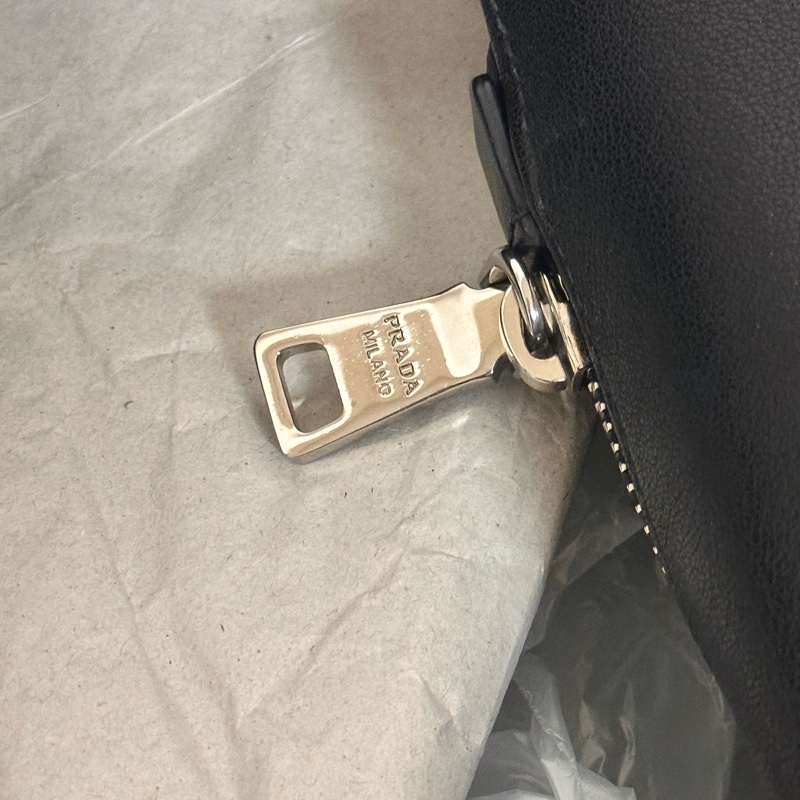 狀態超好‼️Prada羊皮黑銀托特包 機場包 旅行包 育兒外出包✨超時尚超好看！！！！-16