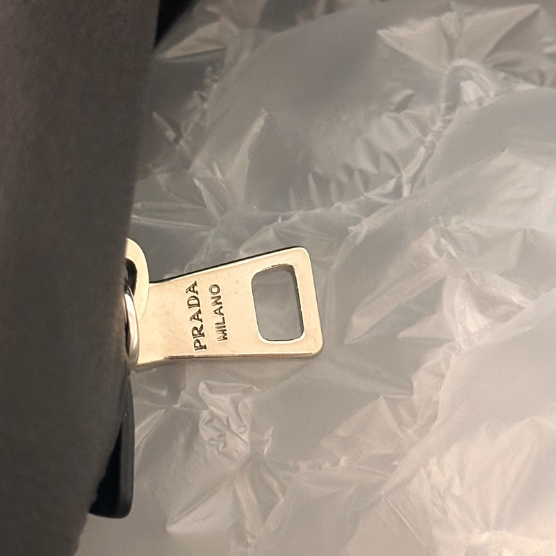 狀態超好‼️Prada羊皮黑銀托特包 機場包 旅行包 育兒外出包✨超時尚超好看！！！！-23
