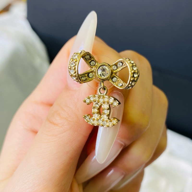 CHANEL香奈兒蝴蝶結雙C水鑽logo金色耳釘-1