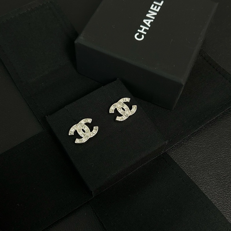 香奈兒Chanel 銀色滿鑽雙C耳釘 經典的雙C(Interlocking CC)Logo造型-0