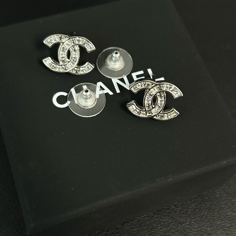 香奈兒Chanel 銀色滿鑽雙C耳釘 經典的雙C(Interlocking CC)Logo造型-1