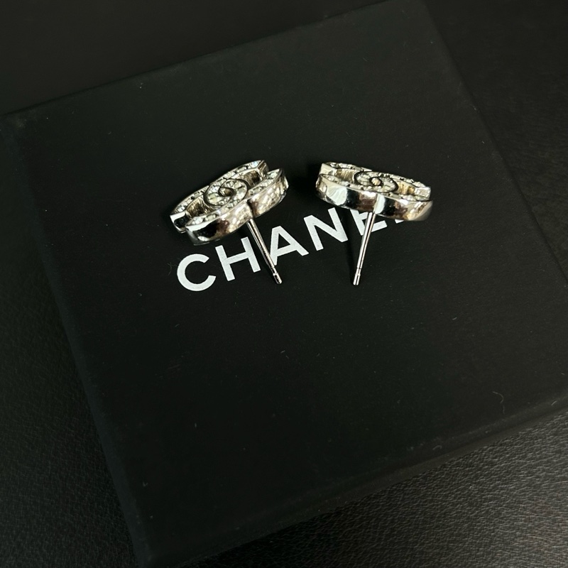 香奈兒Chanel 銀色滿鑽雙C耳釘 經典的雙C(Interlocking CC)Logo造型-2