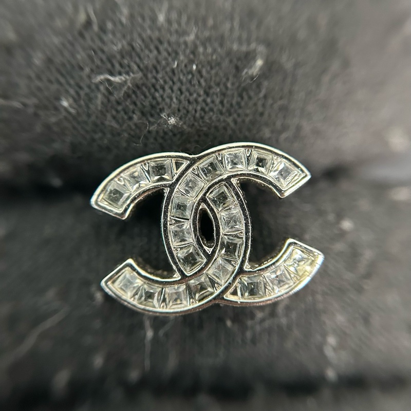 香奈兒Chanel 銀色滿鑽雙C耳釘 經典的雙C(Interlocking CC)Logo造型-5