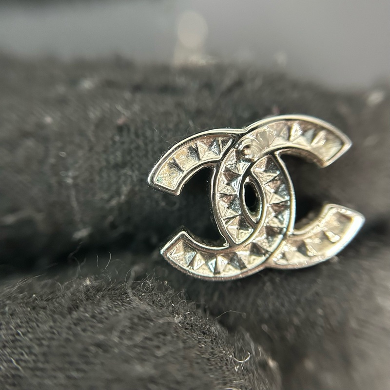 香奈兒Chanel 銀色滿鑽雙C耳釘 經典的雙C(Interlocking CC)Logo造型-6