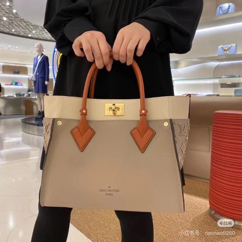 LV On My Side 中號 粒面牛皮 拼接米白色皮革 30.5 *14 *24.5 cm 9新 配件肩帶 塵袋