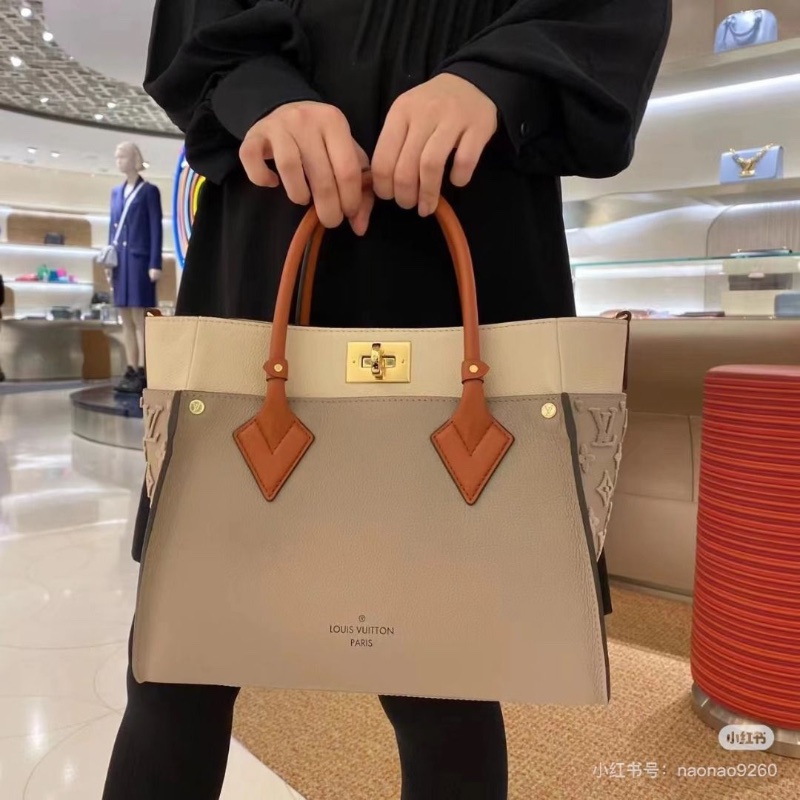 LV On My Side 中號 粒面牛皮 拼接米白色皮革 30.5 *14 *24.5 cm 9新 配件肩帶 塵袋-0